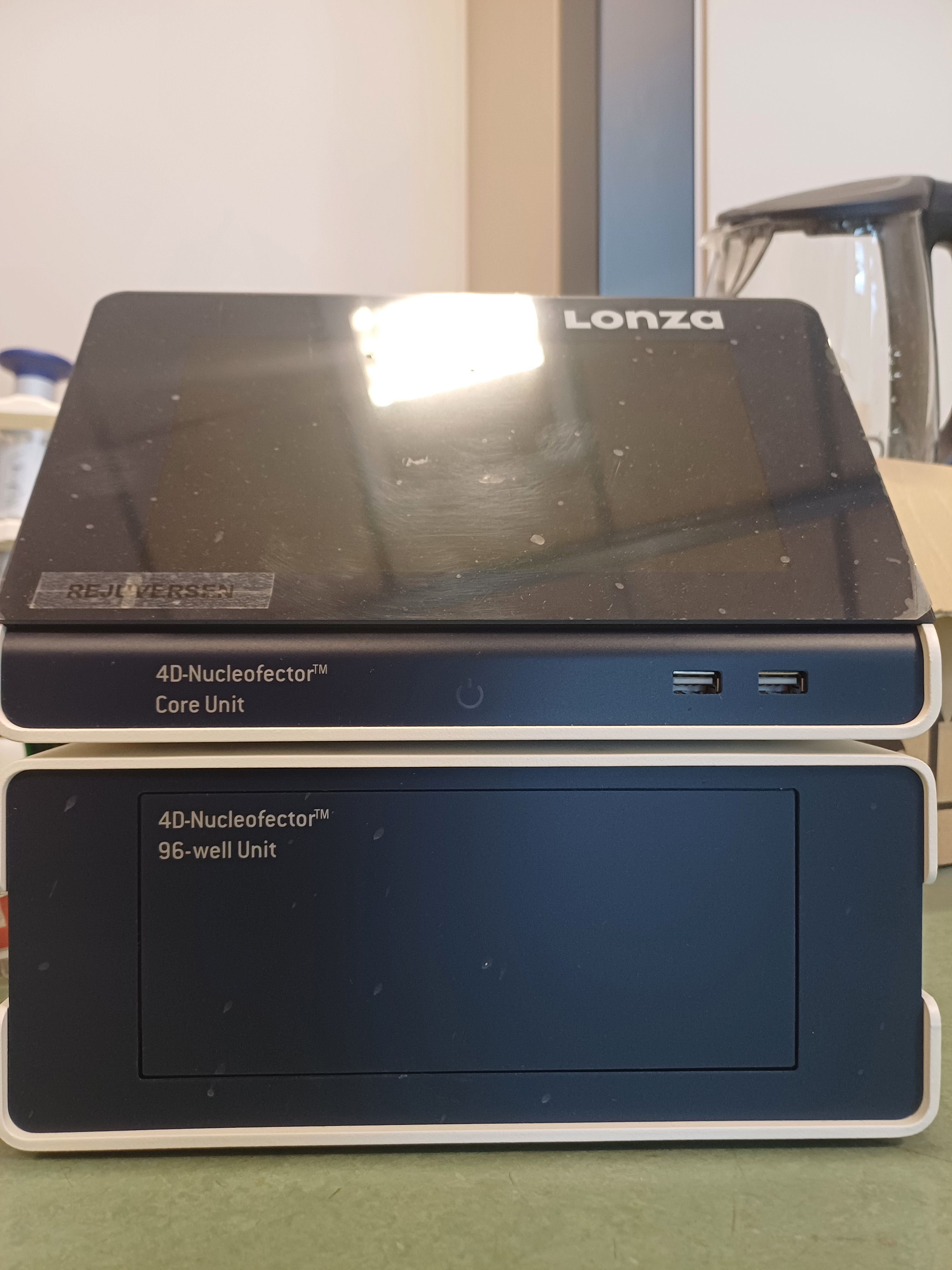 Lonza 4D-Nucleofector System consisting of Core Unit and 96 Well Unit